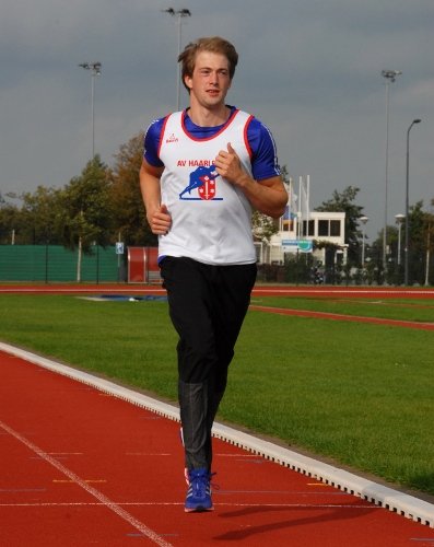 Jurgen Wielart hardlopend op de atletiekbaan
