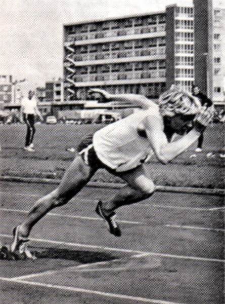 Mieke Sterk loopt een Nederlands record op de 200 meter in 23,6 s.